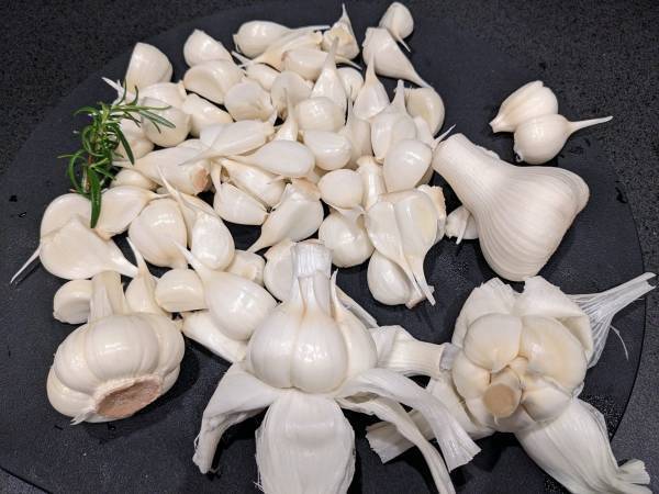 新ニンニクの皮が紫色に…　食べても大丈夫？　企業の説明に「そういうことか」