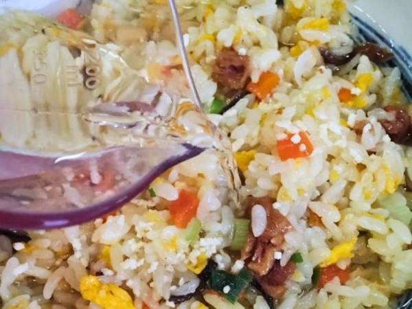 五目炒飯にアレかけてみた　仕上がりに「ハマりそう」「シメに最適」