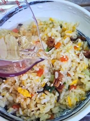 五目炒飯にアレかけてみた　仕上がりに「ハマりそう」「シメに最適」