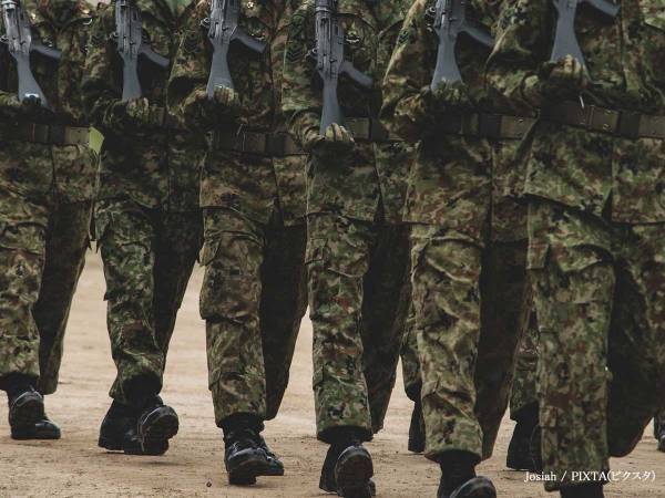 自衛隊「元気に鯉のぼりが泳いでます」　公開した写真に「まさに筋のぼり」「日本の未来は明るいな」