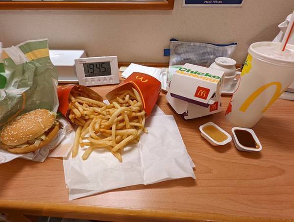 「旅行中にも関わらず…」　『もったいない光景』に「分かる」「同じことした！」