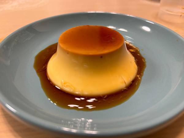 プリンを崩さず皿に盛り付けたい！　企業の回答に「まさかその手があったとは」