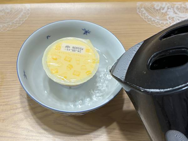 プリンを崩さず皿に盛り付けたい！　企業の回答に「まさかその手があったとは」