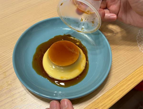 プリンを崩さず皿に盛り付けたい！　企業の回答に「まさかその手があったとは」