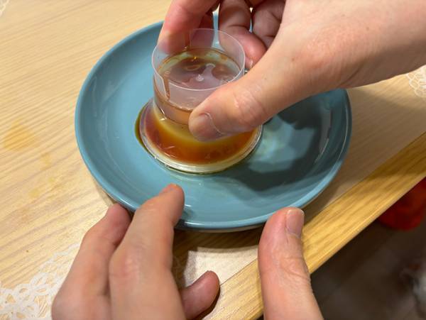 プリンを崩さず皿に盛り付けたい！　企業の回答に「まさかその手があったとは」