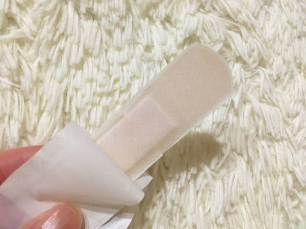 濡れても剥がれにくい絆創膏の貼り方　ひと工夫に「だいぶ変わる」「困ってました」