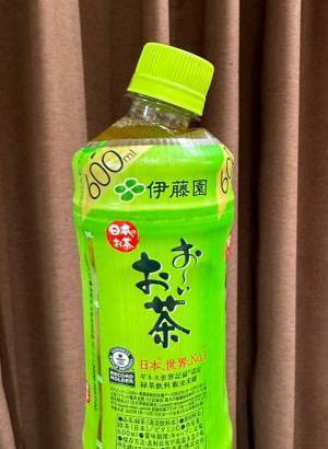 センスの塊かよ…　飲み口が折れ曲がったペットボトルに「お茶吹きかけた」「ツボにドンピシャ」