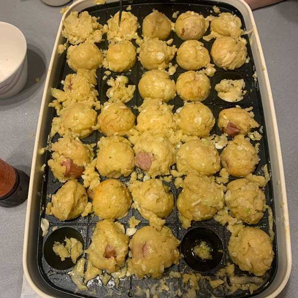 市販のたこ焼き粉で作ったら？　衝撃のオチに「ワロタ」「地獄のような出来栄え」