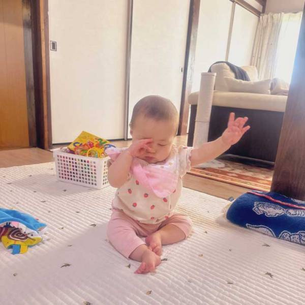 生まれたての赤ちゃん、眠たい時に声をかけられた結果がコチラ