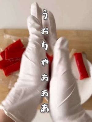 「その手があったか！」　カニカマを一瞬でほぐす方法に「すご！」「気持ちいい」