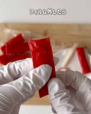 「その手があったか！」　カニカマを一瞬でほぐす方法に「すご！」「気持ちいい」