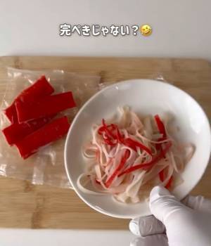 「その手があったか！」　カニカマを一瞬でほぐす方法に「すご！」「気持ちいい」