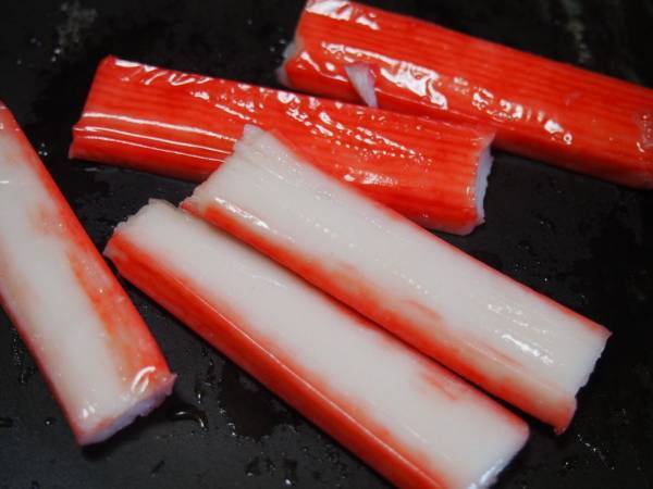 「その手があったか！」　カニカマを一瞬でほぐす方法に「すご！」「気持ちいい」