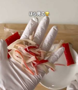 「その手があったか！」　カニカマを一瞬でほぐす方法に「すご！」「気持ちいい」