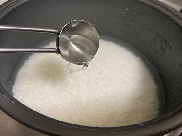 冷めたご飯をレンチンする前に…　ひと工夫に「ふっくら」「見違えた」