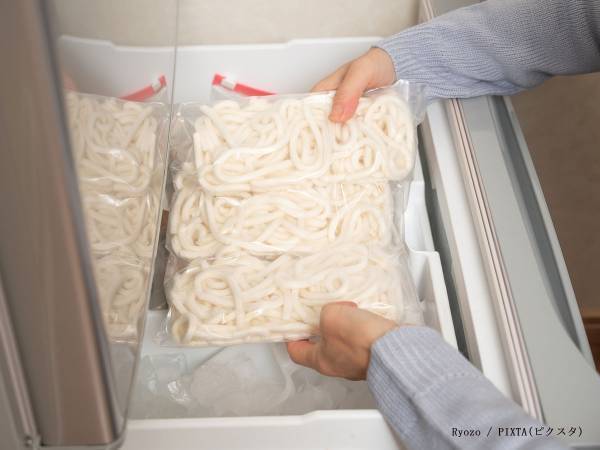 白くなった冷凍うどん、食べても平気？　企業の回答に「気を付けたい」