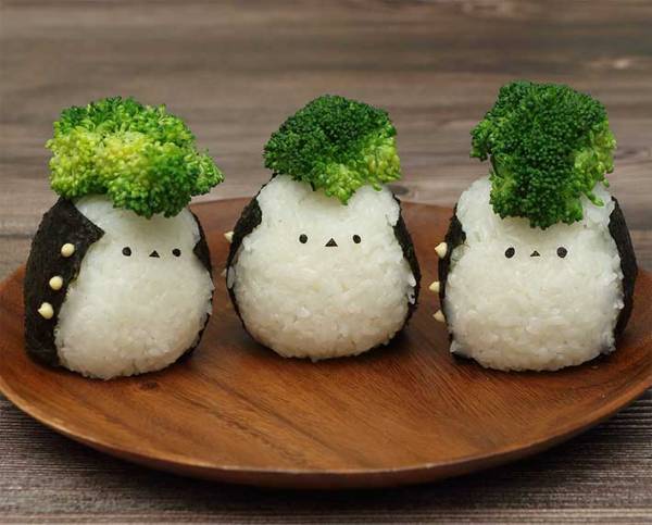 おにぎりにブロッコリーをのせると『昔懐かしのアレ』になった