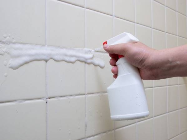 カビ取り剤使用時は絶対に…　専門団体の注意喚起に「これは危ない」