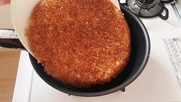 小腹が空いた時の一品！　サッと作れる焼きおにぎりのレシピが話題