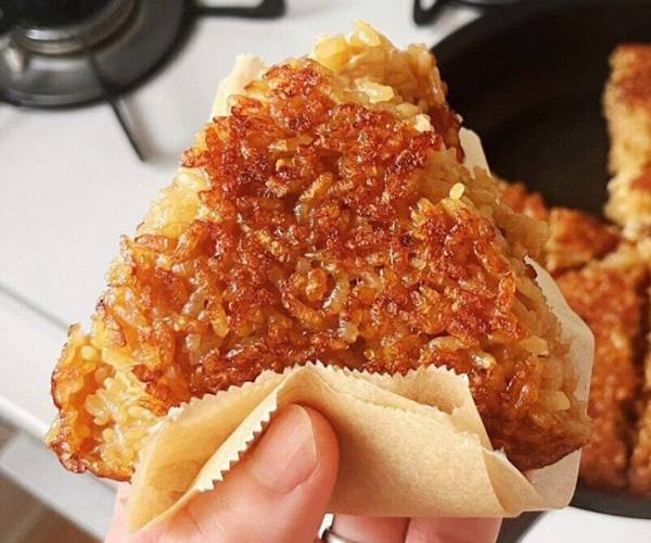 小腹が空いた時の一品！　サッと作れる焼きおにぎりのレシピが話題
