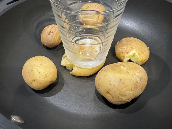 小さいジャガイモこそ試してほしい！　コップで潰しておいしい料理