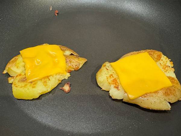 小さいジャガイモこそ試してほしい！　コップで潰しておいしい料理