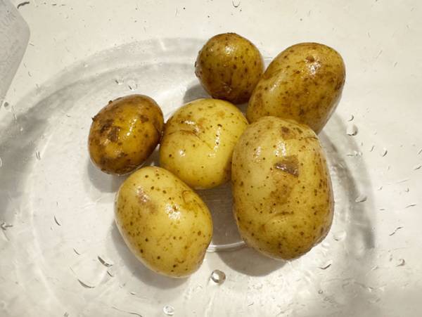 小さいジャガイモこそ試してほしい！　コップで潰しておいしい料理