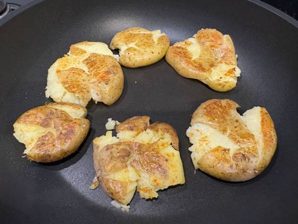 小さいジャガイモこそ試してほしい！　コップで潰しておいしい料理