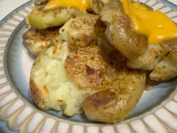 小さいジャガイモこそ試してほしい！　コップで潰しておいしい料理