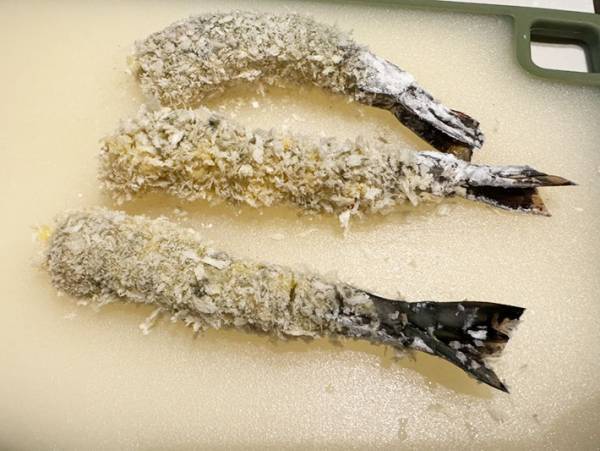 くるんと曲がるエビフライ　まっすぐ揚げるコツに「感動した！」