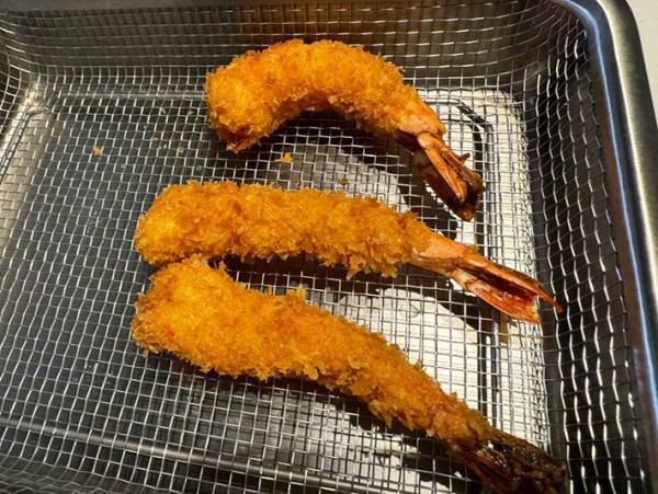 くるんと曲がるエビフライ　まっすぐ揚げるコツに「感動した！」