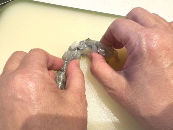 くるんと曲がるエビフライ　まっすぐ揚げるコツに「感動した！」