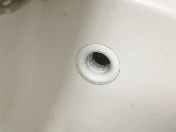 風呂場のソコ、カビ大丈夫？　ダイソーで見つけた『棒』で「手が汚れない」