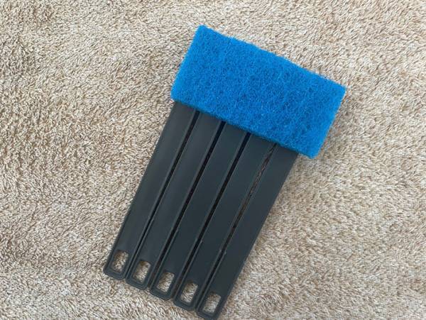 風呂場のソコ、カビ大丈夫？　ダイソーで見つけた『棒』で「手が汚れない」