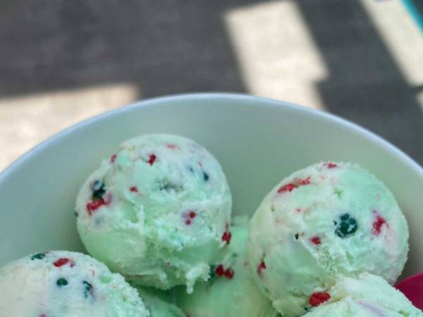 順番待ちの子供が、前の大人を『すごい目』で見た理由　「爆笑した」「バケモノやん」