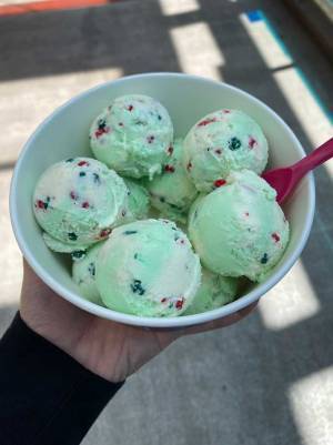 順番待ちの子供が、前の大人を『すごい目』で見た理由　「爆笑した」「バケモノやん」