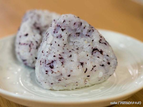 赤しそふりかけのおにぎり、アレを少し入れると「とんでもないおいしさです」