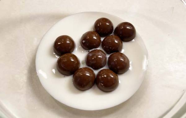 セブンの『人気グミ』を溶かして…？　完成したおやつに「お店レベル！」