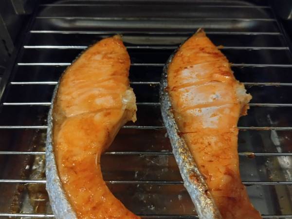 焼き網に『アレ』を塗ってみて　魚がくっ付かなくなる方法に「ほんとだ」「快適」