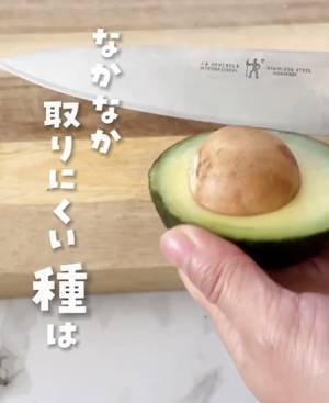 アボカドの種がポロッ　包丁いらずの方法に「ビックリした」「コレやります」
