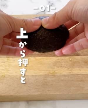 アボカドの種がポロッ　包丁いらずの方法に「ビックリした」「コレやります」