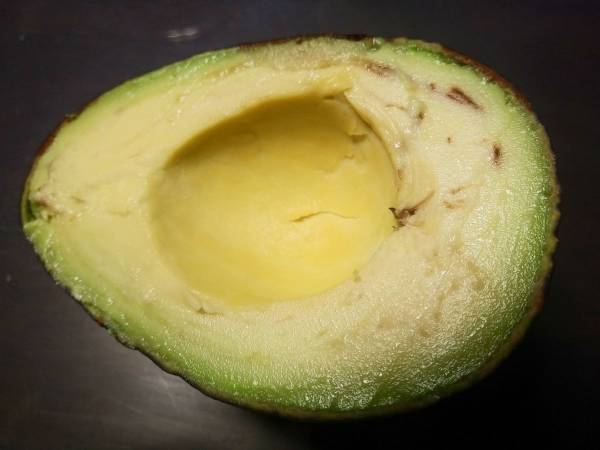 アボカドの種がポロッ　包丁いらずの方法に「ビックリした」「コレやります」