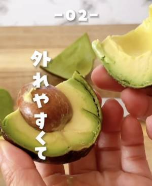 アボカドの種がポロッ　包丁いらずの方法に「ビックリした」「コレやります」