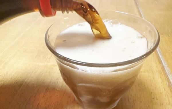コーラをコップで飲む時の裏ワザ　氷にひと手間加えるだけ！