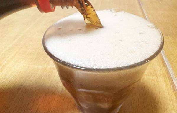 コーラをコップで飲む時の裏ワザ　氷にひと手間加えるだけ！