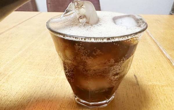 コーラをコップで飲む時の裏ワザ　氷にひと手間加えるだけ！