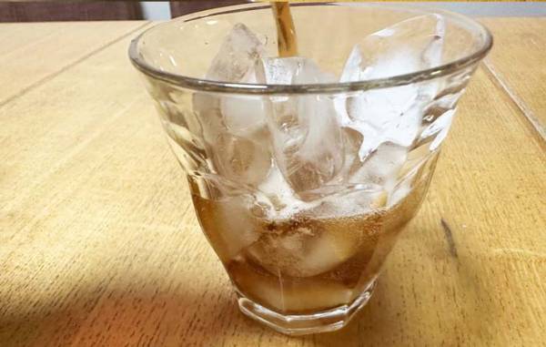 コーラをコップで飲む時の裏ワザ　氷にひと手間加えるだけ！