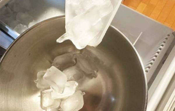 コーラをコップで飲む時の裏ワザ　氷にひと手間加えるだけ！