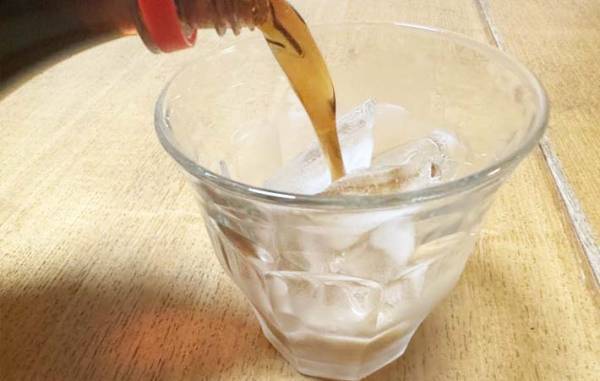 コーラをコップで飲む時の裏ワザ　氷にひと手間加えるだけ！