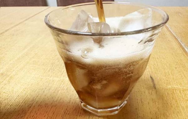 コーラをコップで飲む時の裏ワザ　氷にひと手間加えるだけ！